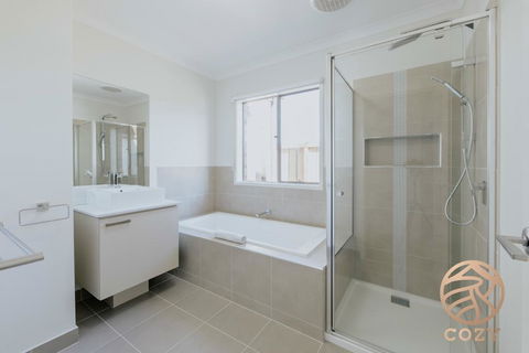 118 Refreshing 3BR Werribee Family House - Accommodation Redcliffe 1