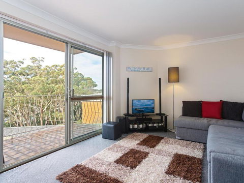 12 'Thurlow Lodge', 6 Thurlow Avenue - Water Views, Pool And Central Location - Accommodation Redcliffe 1