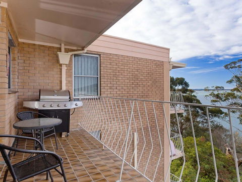 12 'Thurlow Lodge', 6 Thurlow Avenue - Water Views, Pool And Central Location - Accommodation Redcliffe 2