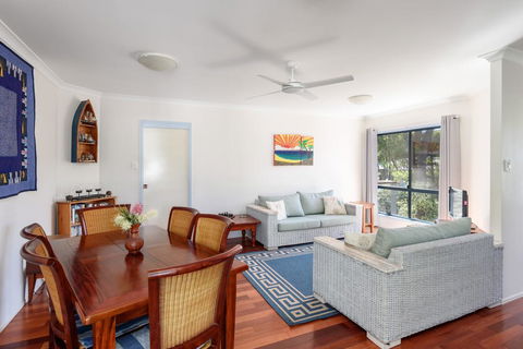 12 Ibis Court - Highset Beach House With Natural Bushland Gardens And Covered Decks - Accommodation Redcliffe 3