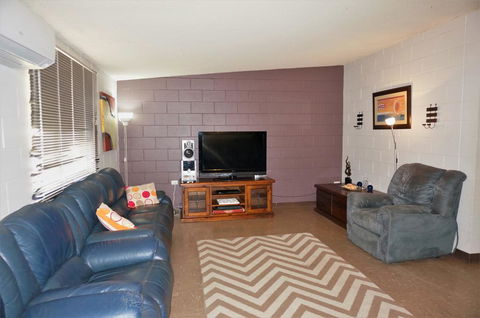13 Grenadier Street - Shady Haven With A Large Outdoor Entertaining Area - Accommodation Redcliffe 3