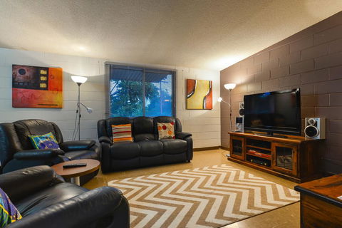 13 Grenadier Street - Shady Haven With A Large Outdoor Entertaining Area - Accommodation Redcliffe 2