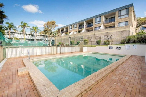 14 'THE DUNES', 38 MARINE DR - LARGE UNIT WITH POOL, TENNIS COURT AND DIRECTLY ACROSS FROM FINGAL - Accommodation Redcliffe 3