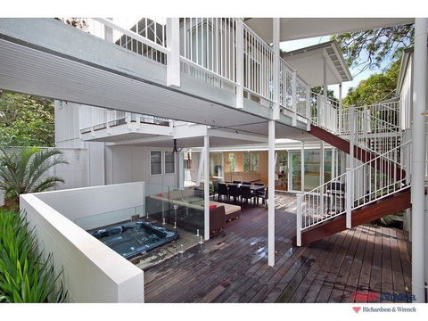 14 Little Cove Road - Accommodation Redcliffe 3