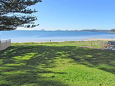 15 'Kanangra', 39 Soldiers Point Road - Fantastic Unit Right On The Water - Accommodation Redcliffe 0