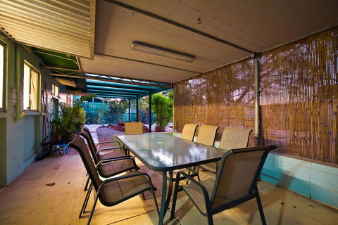 15 Grenadier Street - Great Pet-Friendly Holiday Home With Plenty Of Space - Accommodation Redcliffe 2