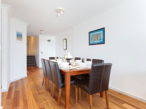 2 'The Pelicans' 53 Soldiers Point Road - Ground Floor Unit On The Waterfront - Accommodation Redcliffe 3