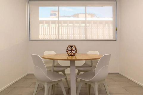 2 Bedroom Apartment Seconds From Valley - Accommodation Redcliffe 2