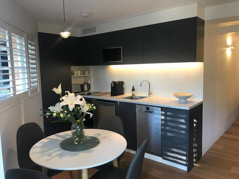 2 BEDROOM BRAND NEW APT // MOMENTS FROM RNSH - Accommodation Redcliffe 2