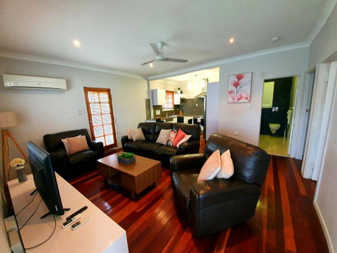 2 Bedroom Cottage - Accommodation Redcliffe 1