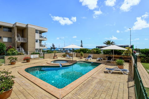 2 Bedroom Top Floor Unit - Ocean Views And Pool - Accommodation Redcliffe 3