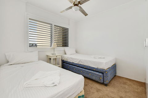 2 Bedroom Top Floor Unit - Ocean Views And Pool - Accommodation Redcliffe 1