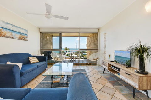2 Bedroom Top Floor Unit - Ocean Views And Pool - Accommodation Redcliffe 0
