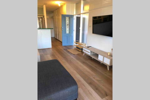 2 Bedroom, SHORT Walk To CBD,BEACH And DARBY ST - Accommodation Redcliffe 3