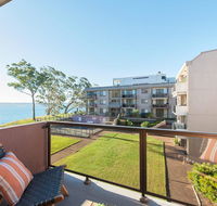 24 'The Poplars' 34 Magnus Street - views aircon WIFI Netflix  Pool - Accommodation Redcliffe