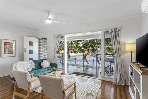 Beachside 3-Bed Family Home With Parking & Veranda - Accommodation Redcliffe 0