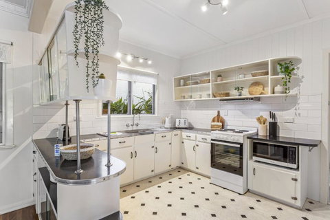 Beachside 3-Bed Family Home With Parking & Veranda - Accommodation Redcliffe 2