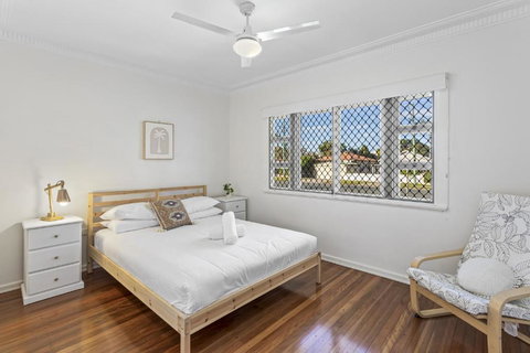 Beachside 3-Bed Family Home With Parking & Veranda - Accommodation Redcliffe 4