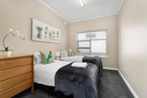 Bellevue Heights HolidayHome - Flinders Uni & Med - Accommodation Redcliffe 4