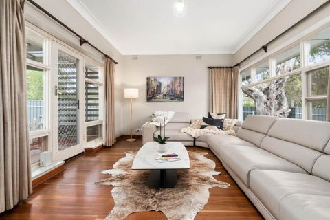 Bellevue Heights HolidayHome - Flinders Uni & Med - Accommodation Redcliffe 0