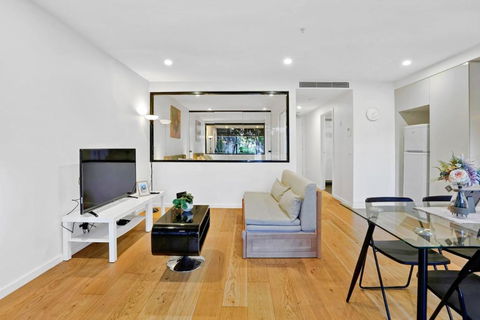 Botanica - Simply Perfect Balwyn 1BR Home Base - Accommodation Redcliffe 3
