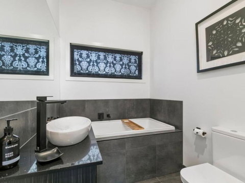 Campania Spa Suite 1 - Accommodation Redcliffe 2