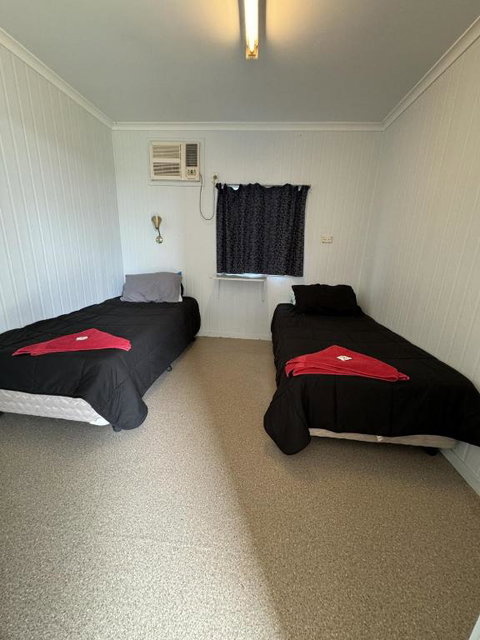 Carmila Hotel - Accommodation Redcliffe 2