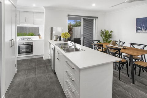 Comfortable 3-Bed Retreat Close Parks - Accommodation Redcliffe 1