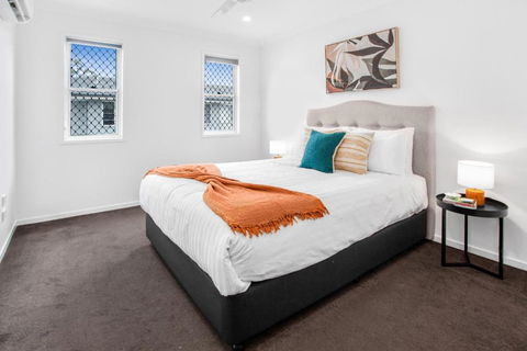 Comfortable 3-Bed Retreat Close Parks - Accommodation Redcliffe 2