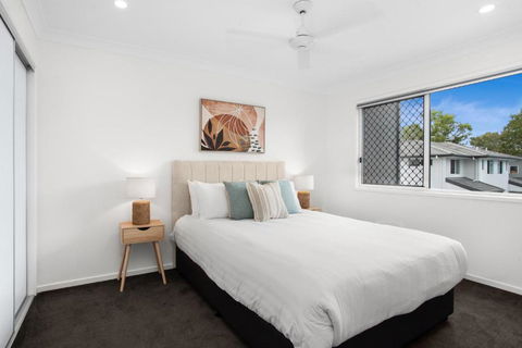 Comfortable 3-Bed Retreat Close Parks - Accommodation Redcliffe 4