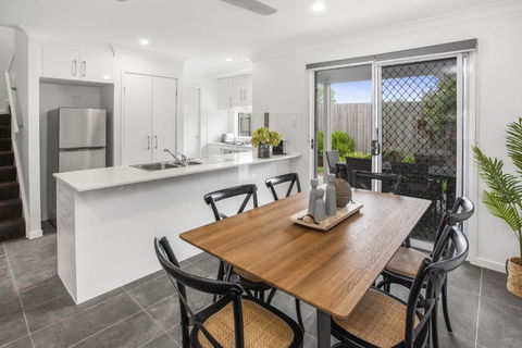 Comfortable 3-Bed Retreat Close Parks - Accommodation Redcliffe 3