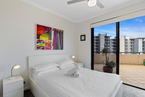 Coastal 3-Bed With Parking, Pool & Ocean View - Accommodation Redcliffe 2