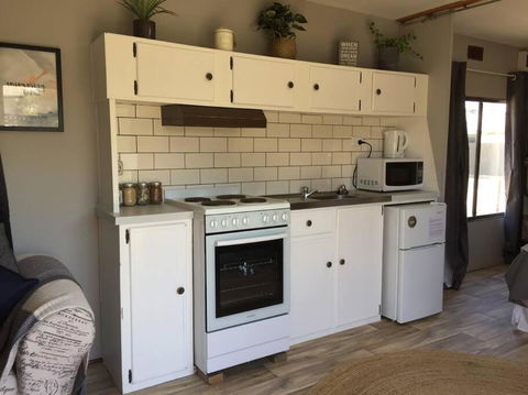 Cute Private Studio Flat With AIRCON! - Accommodation Redcliffe 0