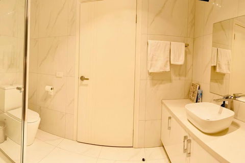 D121 Fabulous Marsh Stay - Accommodation Redcliffe 2