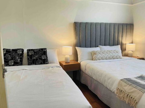 D139 Norfolk Cottage Stay - Accommodation Redcliffe 3
