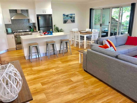 DELUXE Escape! Central, NEW & Spacious 3 Bed - Accommodation Redcliffe 0