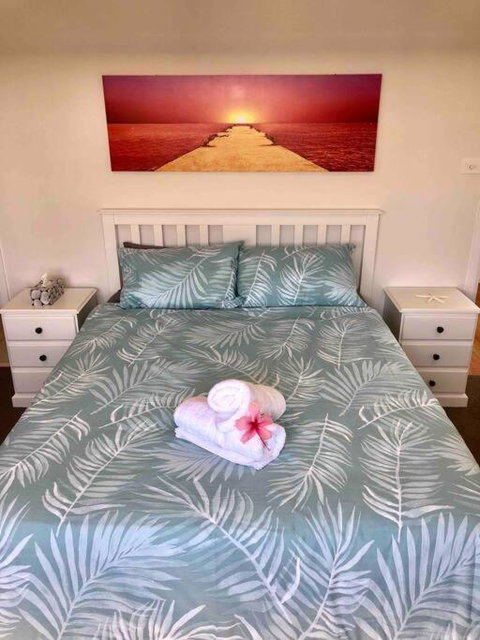 DELUXE Escape! Central, NEW & Spacious 3 Bed - Accommodation Redcliffe 1