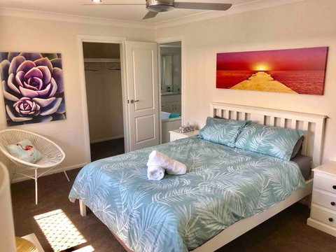 DELUXE Escape! Central, NEW & Spacious 3 Bed - Accommodation Redcliffe 2