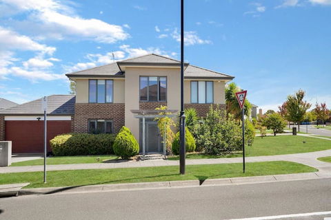 Deluxe Family Montpellier Gardens Estate - Burwood - Accommodation Redcliffe 1