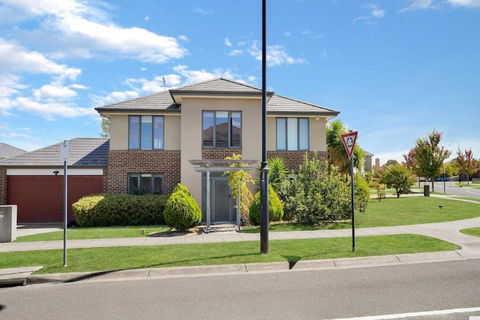 Deluxe Family Montpellier Gardens Estate - Burwood - Accommodation Redcliffe 0