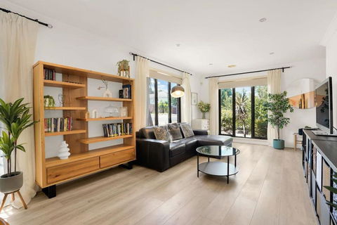 Deluxe Family Montpellier Gardens Estate - Burwood - Accommodation Redcliffe 2