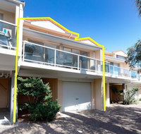 3 'Frangipani' 30 Leonard Avenue - great townhouse with air con - Accommodation Redcliffe