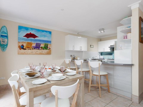 3 'Frangipani', 30 Leonard Avenue - Great Townhouse With Air Con - Accommodation Redcliffe 1