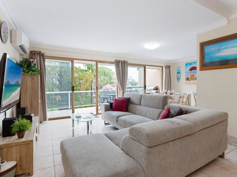 3 'Frangipani', 30 Leonard Avenue - Great Townhouse With Air Con - Accommodation Redcliffe 2