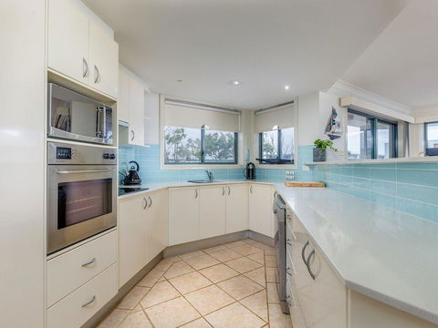 3 'Peninsula Waters', 2-4 Soldiers Point Rd - Beautiful Air Conditioned Unit With Pool, Lift & WIFI - Accommodation Redcliffe 3