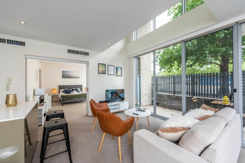 3 BDR Stylish City Retreat // Close To All And Everything In Canberra - Accommodation Redcliffe 2