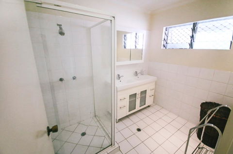 3 Bedroom Apartment // Spence St - Accommodation Redcliffe 2