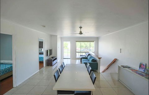 3 Bedroom Apartment // Spence St - Accommodation Redcliffe 1