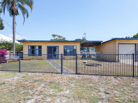 3 Curlew Avenue - Accommodation Redcliffe 2