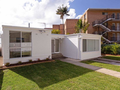 3 Lillian Street - Fantastic House So Close To The Water - Accommodation Redcliffe 0
